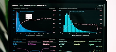 复杂的数据分析仪表盘，展示球队和球员的实时统计数据